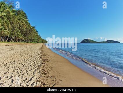 Ein guter Morgen, um den Palm Cove Strand zu genießen, gehen Sie in Richtung Norden zum Anlegesteg mit Blick auf die Double Island Offshore im Coral Sea Stockfoto