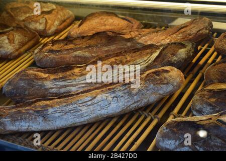 Frische französische Baguettes in einer Pariser Bäckerei. Knuspriges Brot in einer luxuriösen Bäckerei. Köstliches europäisches Essen Stockfoto