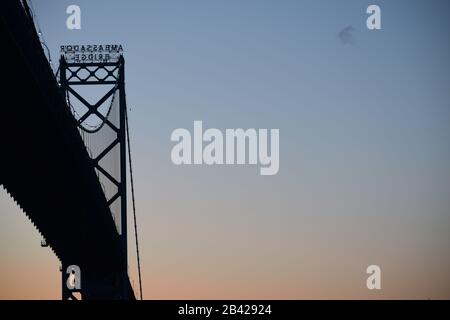 Blick auf die Ambassador-Brücke von Windsor, Ontario. Detroit - Grenzübergang Kanada bei Sonnenuntergang. Platz für Text am Himmel. Stockfoto