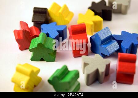 Bunte Meeples auf weißem Hintergrund. Strategie Brett Spielsteine. Euro Spielkonzept. Stockfoto