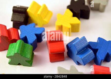 Bunte Meeples auf weißem Hintergrund. Strategie Brett Spielsteine. Euro Spielkonzept. Stockfoto