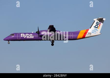 Eine Flybe Bombardier Dash 8-400 im Finale am Flughafen London-Heathrow. Die Fluggesellschaft stellte ihren Betrieb am 3. märz 2020 ein. Stockfoto