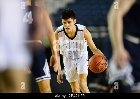 Tacoma, Washington, USA. März 2020. Dylan DARLING (22) von CVHS in Aktion als Central Valley HS von Spokane und Skyview HS von Vancouver WA spielen in der Viertelfinalmatchup der Klasse 4A bei den Basketball-Meisterschaften im Staat Washington im Tacoma Dome in Tacoma, WA. Credit: Jeff Halstead/ZUMA Wire/Alamy Live News Stockfoto