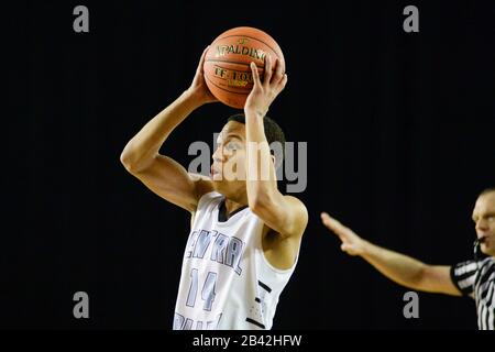 Tacoma, Washington, USA. März 2020. JAYCE SIMMONS (14) von Central Vallery HS blickt über den Boden, da Central Valley HS von Spokane und Skyview HS von Vancouver WA in der Kategorie 4A im Viertelfinale bei den Basketball-Weltmeisterschaften in Washington State im Tacoma Dome in Tacoma, WA spielen. Credit: Jeff Halstead/ZUMA Wire/Alamy Live News Stockfoto