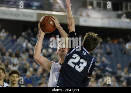 Tacoma, Washington, USA. März 2020. Central Vallery Center GAVIN GILSTRAP (50) sucht nach einem Schuss, da Central Valley HS von Spokane und Skyview HS von Vancouver WA in der Kategorie 4A Viertelfinalmatchup bei den Basketball-Weltmeisterschaften im Staat Washington im Tacoma Dome in Tacoma, WA spielen. Credit: Jeff Halstead/ZUMA Wire/Alamy Live News Stockfoto