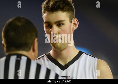 Tacoma, Washington, USA. März 2020. Central Vallery Center GAVIN GILSTRAP (50) hört geduldig zu, als Central Valley HS von Spokane und Skyview HS von Vancouver WA in der Kategorie 4A Viertelfinalmatchup bei den Basketball-Weltmeisterschaften im Staat Washington im Tacoma Dome in Tacoma, WA spielen. Credit: Jeff Halstead/ZUMA Wire/Alamy Live News Stockfoto