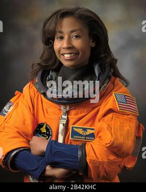 USA - 16. Februar 2017 - Formales Porträt der NASA-Astronautin Stephanie Wilson in ihrem Spacesuit (Einführungsanzug oder Druckanzug) Stockfoto