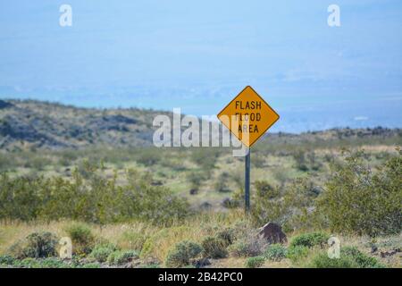 Flash Flood Area Zeichen in der Sonoran-Wüste, Arizona USA Stockfoto