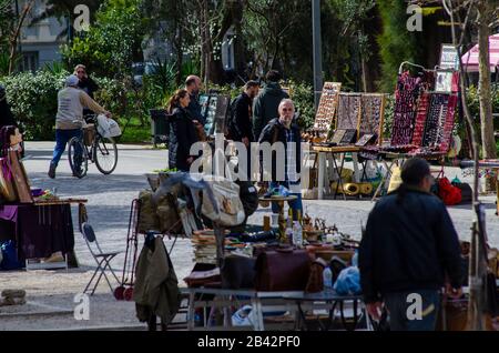 Straßenszene auf dem Flohmarkt unter freiem Himmel in Thissio Athen Griechenland Stockfoto