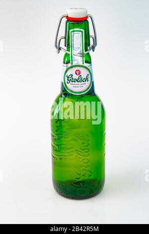 Calgary Alberta, Kanada. März 2020. Grolsch Premium Lagerflasche mit Flip-Top-Verschluss auf weißem Hintergrund Stockfoto