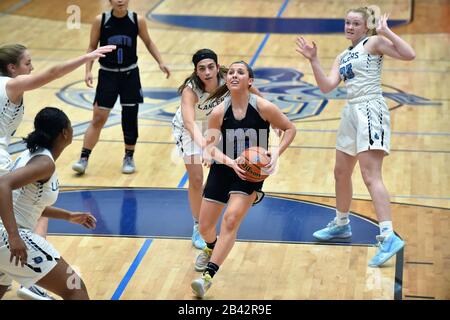 Spieler, der die Fahrbahn betritt und inmitten von drei gegnerischen Verteidigern nach einem Tor sucht. USA. Stockfoto