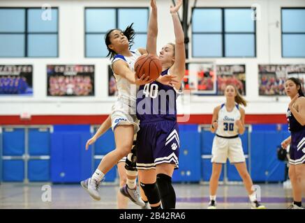 Nach einer Fahrt auf dem Hoop versucht der Spieler einen Schuss um einen verteidigten Gegner. USA. Stockfoto