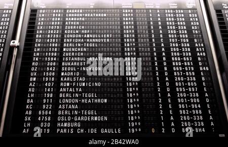 Retro Information Board am Internationalen Flughafen Frankfurt in Deutschland zeigt Abfluginformationen für die meisten europäischen Städte an. Stockfoto