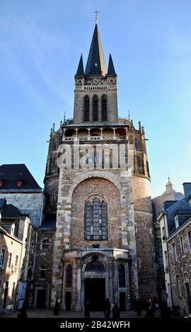 Aachener Dom (Aachener Dom) Deutschland. Das Westwerk (Westfassade) des Domes ist karolingischer Herkunft. Romanischer Stil mit Neo-Gotik. Stockfoto