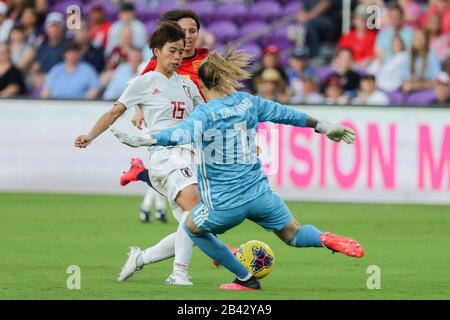 Orlando, Florida, USA. März 2020. Der japanische Vorreiter MINA TANAKA (15) treibt den Ball gegen Spaniens Torhüter LOLA GALLARDO (1) während des Spiels SheBelieves Cup Spanien gegen Japan im Exploria Stadium in Orlando, Florida am 5. März 2020. Kredit: Cory Knowlton/ZUMA Wire/Alamy Live News Stockfoto