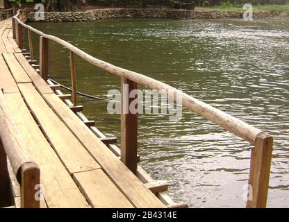 Holzbrücke mit Geländer über Tinuy-an Falls, eine der beliebtesten Attraktionen in Surigao del Sur, Philippinen. Stockfoto