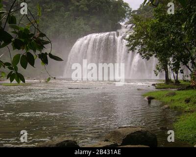 Tinuy-an Falls, genannt als die Kleinen Niagarafälle und eine Top-Attraktion in Surigao del Sur, Philippinen. Stockfoto