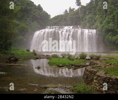 Tinuy-an Falls spiegelte sich in einem Wasserpool wider. Tinuy-an Falls liegt in Surigao del Sur auf den Philippinen. Stockfoto