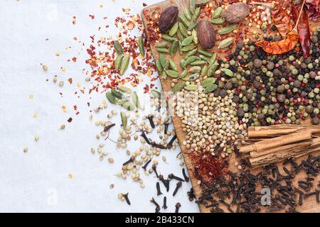 Aromatische Gewürze auf einem Holzbrett Stockfoto