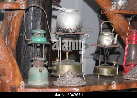 Eine Sammlung alter Öllampen und Gasbrenner, die in einem Jahrhundert alten Haus ausgestellt wurden. Stockfoto