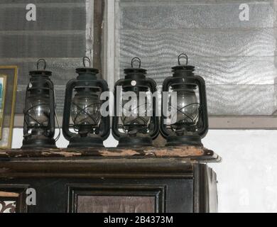 Eine Sammlung alter Öllampen, die in einem Jahrhundert alten Haus ausgestellt sind. Stockfoto