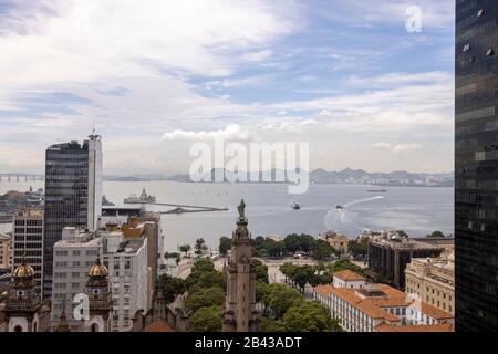 Zentrale historische Innenstadt XV Platz mit Kaiserpalast und Fiskalinsel in der Guanabara-Bucht gegen einen blauen Himmel mit Wolken Stockfoto