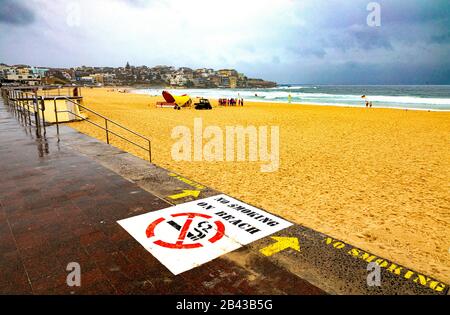 Rauchverbot-Schild am berühmten Bondi Beach von Sydney, verlassen, aber für Rettungsschwimmer-Trainingskurs während Einschränkungen für die Öffentlichkeit durch Covic 19 verursacht Stockfoto