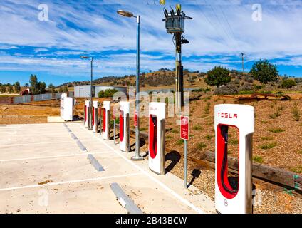 Ladestationen für Elektrofahrzeuge an der Tankstelle in der Nähe von Gundagai Auf dem Hume Highway zwischen Sydney und Melbourne in Australien Stockfoto