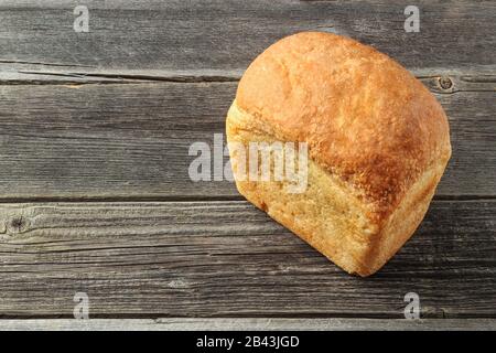 Ein Laib Brot auf einem Holztisch Stockfoto