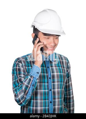 Kaufmannsingenieur denkt mit Handy und trägt weißen Schutzhelm Kunststoff auf weißem Hintergrund. Baukonzept Stockfoto