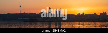 Panoramablick auf den farbenfrohen Sonnenuntergang über der Stadt Baku Stockfoto