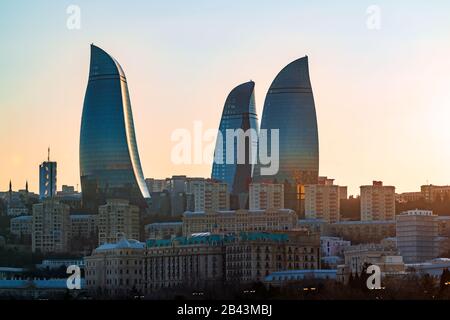 Aserbaidschan, Baku, 03. März 2020 Blick auf die Flame Towers bei Sonnenuntergang Stockfoto