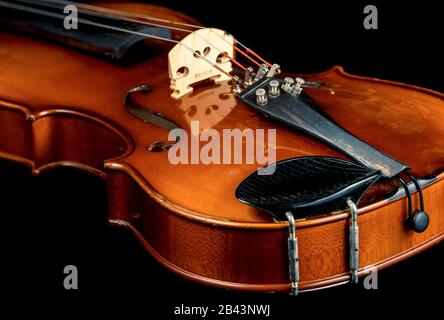 Studiofoto einer gealterten Geige, die vor schwarzem Hintergrund gedreht wurde. Stockfoto