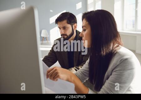 Business People Partner Team Analyse diskutieren Arbeitsstatistiken in Computer-at-Table im Büro Stockfoto