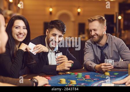 Eine Gruppe wohlhabender Jugendlicher spielt in einem Casino. Stockfoto