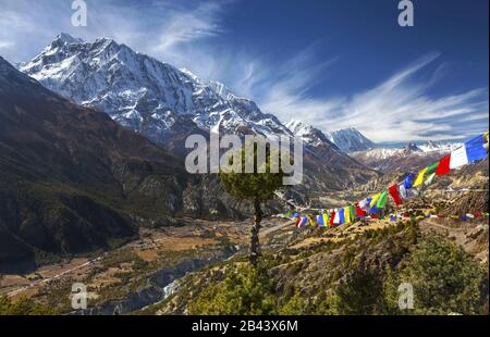 Himalaya Mountain Peak Range Landscape Scenic Skyline View, Buddhist Prayer Flags und Isolated Tree on Annapurna Circuit Trekking Hike Route in Nepal Stockfoto