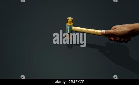 Hand des Mannes, der Kunststoffhammer isoliert auf dunklem Hintergrund hält. Holzgriff aus Kunststoffhammer für die Hand des männlichen Arbeiters. Hammerkopf aus weichem und Stockfoto