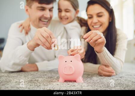 Die glückliche Familie spart Geld in einem Schweineschwein. Stockfoto