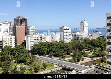 Kreuzung in Leblon in Rio de Janeiro, Brasilien, mit Hochhäusern und Park mit Entwässerungssystem im Vordergrund Stockfoto