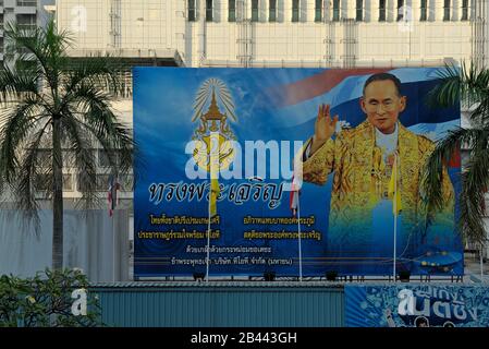 Bangkok, thailand - 2011.01.17: --- Porträt des Königs bhumibol adulyadej/Rama 9 auf thanon phloenchit in der Nähe von bts/Skytrain Station chitlom/chit lo Stockfoto