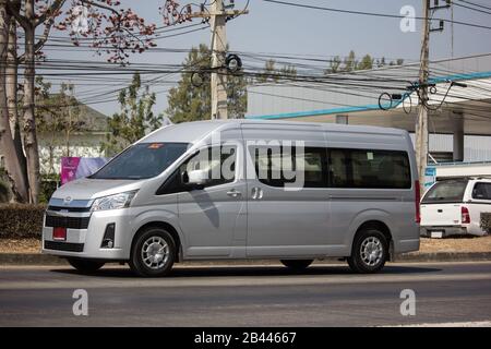 Chiangmai, Thailand - 13. Februar 2020: Privater Toyota Pendlerwagen. Foto an der Straße Nr.121 ca. 8 km von der Innenstadt von Chiangmai thailand entfernt. Stockfoto