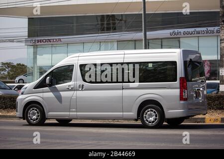 Chiangmai, Thailand - 13. Februar 2020: Privater Toyota Pendlerwagen. Foto an der Straße Nr.121 ca. 8 km von der Innenstadt von Chiangmai thailand entfernt. Stockfoto