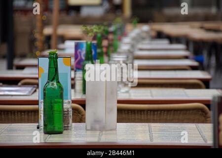 Bierflaschen in einer Reihe auf einem Tisch Stockfoto