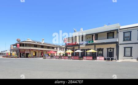 Das Terminus Hotel und das Commercial Hotel in Morgan sind historische Gebäude auf der Railway Terrace, wurde um 1878 erbaut. South Australia, SA, Australien Stockfoto