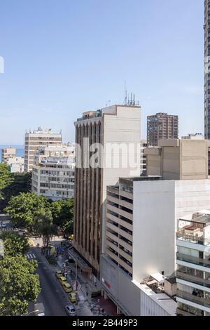 Hauptstraße im Stadtteil Leblon mit Hochhaus- und Wohnhäusern Stockfoto