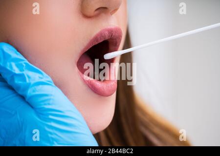 Rückansicht eines männlichen Arzt, eine körperliche Flüssigkeit Probe für DNA Test Stockfoto