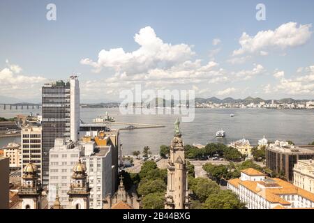 Zentrale historische Innenstadt XV Platz mit Kaiserpalast und Fiskalinsel in der Guanabara-Bucht gegen einen blauen Himmel mit Wolken Stockfoto