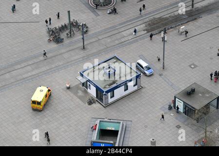 Berlin, Deutschland. März 2020. Blick auf den Alexanderplatz mit Polizeistation, Tramgleisen und Weltzeituhr vom Hotel Park Inn. Kredit: Jens Kalaene / dpa-Zentralbild / ZB / dpa / Alamy Live News Stockfoto