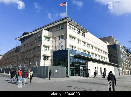 Berlin, Deutschland. März 2020. Die Botschaft der Vereinigten Staaten in Berlin am Pariser Platz. Kredit: Jens Kalaene / dpa-Zentralbild / ZB / dpa / Alamy Live News Stockfoto