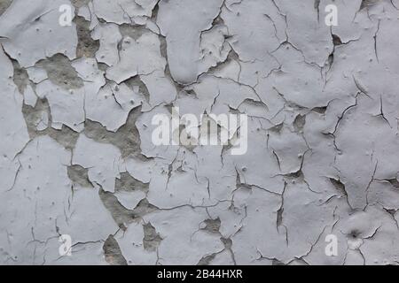 Raue, bemalte Wand mit grauen Farbteilen. Nahtlose Textur. Wird als Hintergrund verwendet. Kopieren Sie Speicherplatz für Ihren Text. Stockfoto